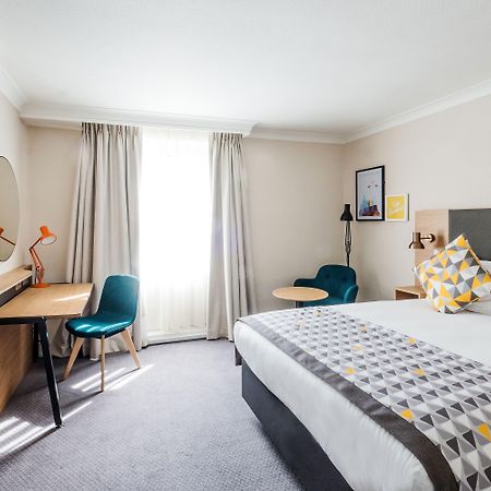Holiday Inn Farnborough By Ihg Exterior photo