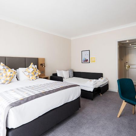 Holiday Inn Farnborough By Ihg Exterior photo