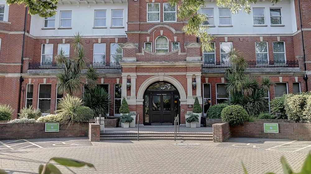 Holiday Inn Farnborough By Ihg Exterior photo