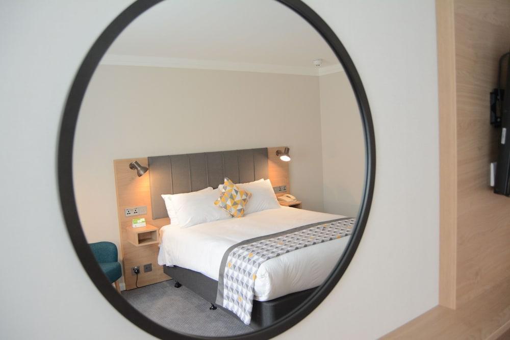 Holiday Inn Farnborough By Ihg Exterior photo