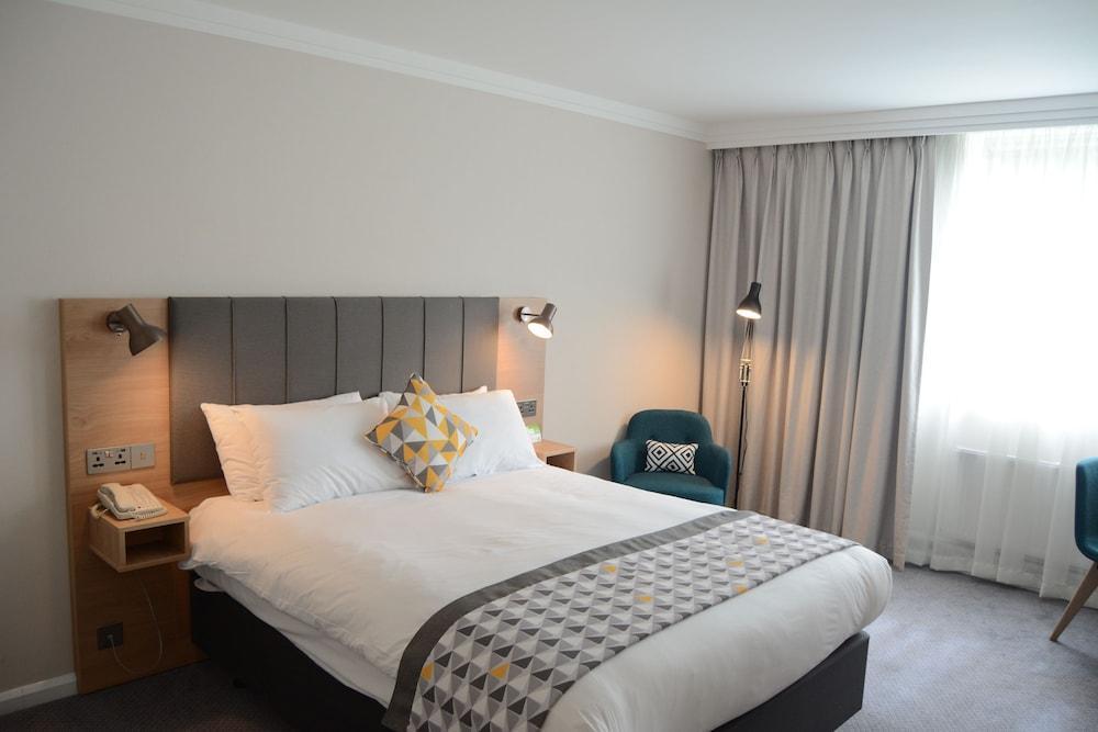 Holiday Inn Farnborough By Ihg Exterior photo