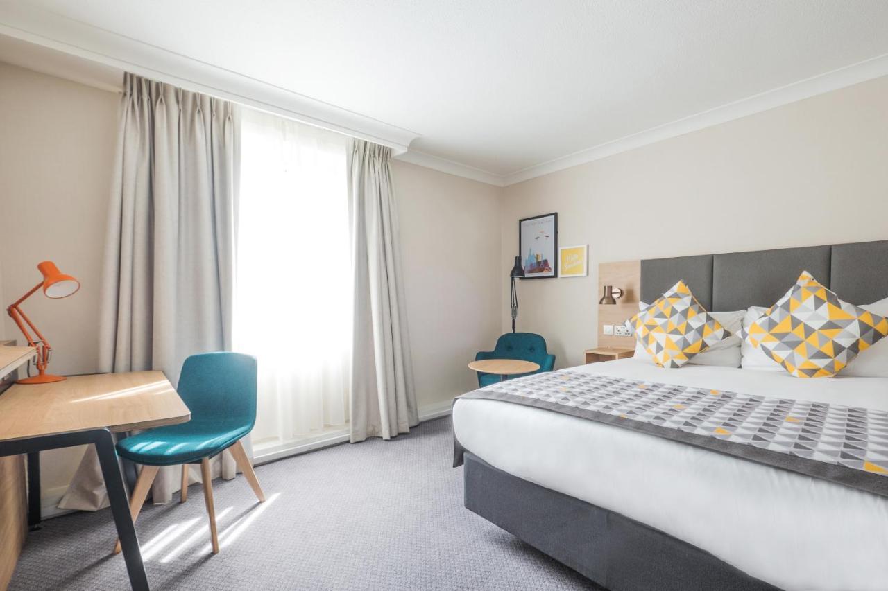 Holiday Inn Farnborough By Ihg Exterior photo