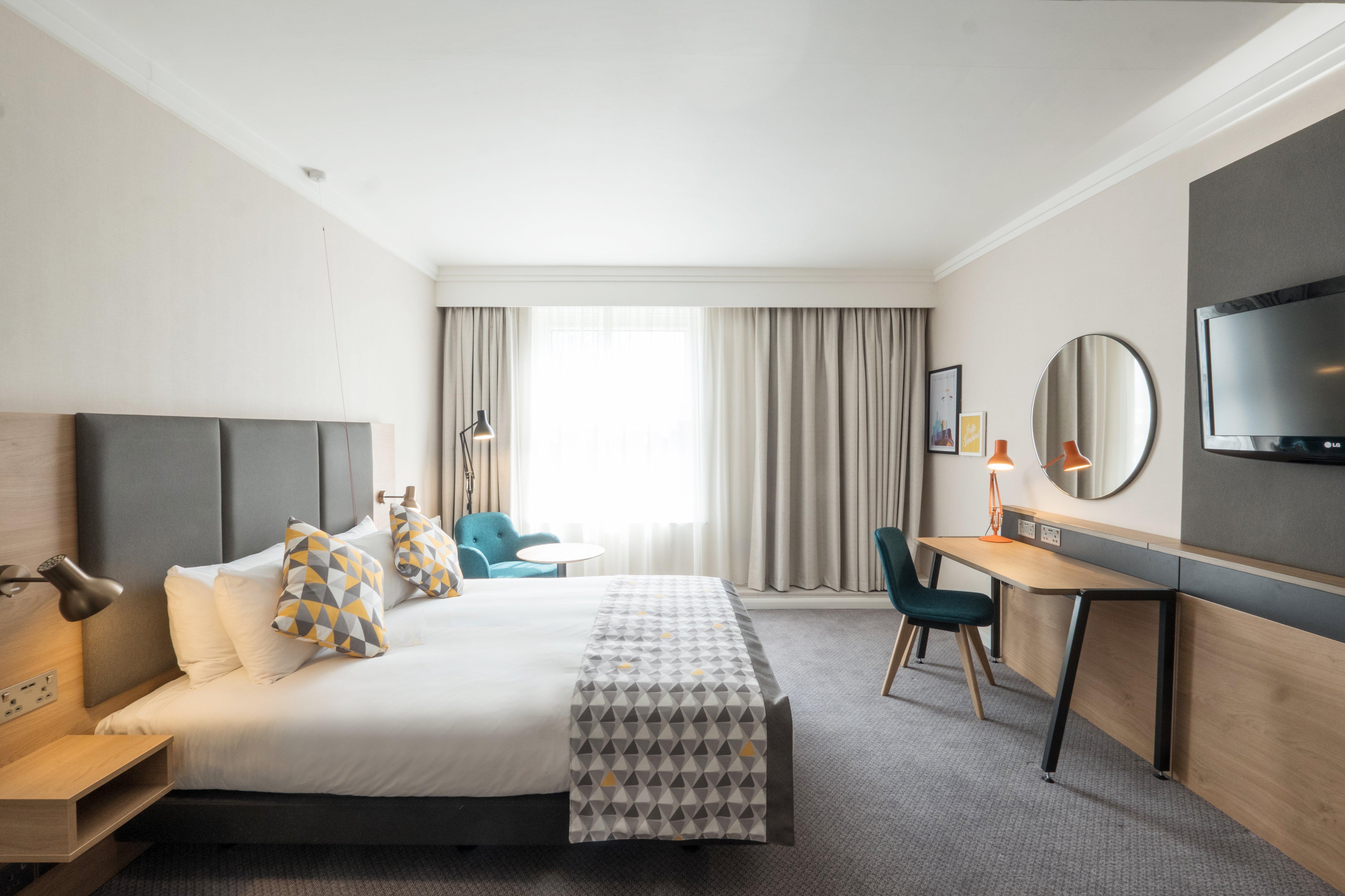 Holiday Inn Farnborough By Ihg Exterior photo