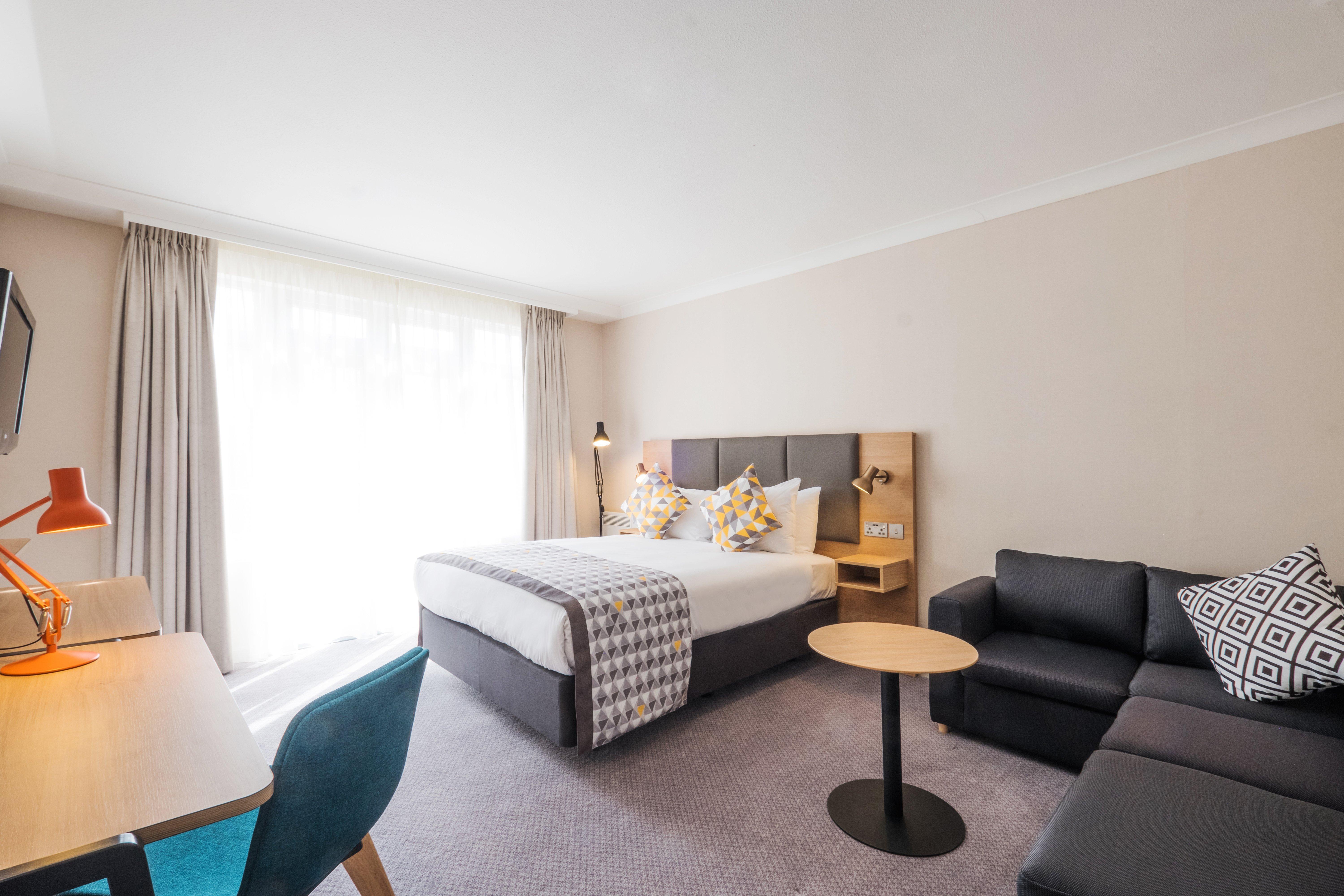 Holiday Inn Farnborough By Ihg Exterior photo
