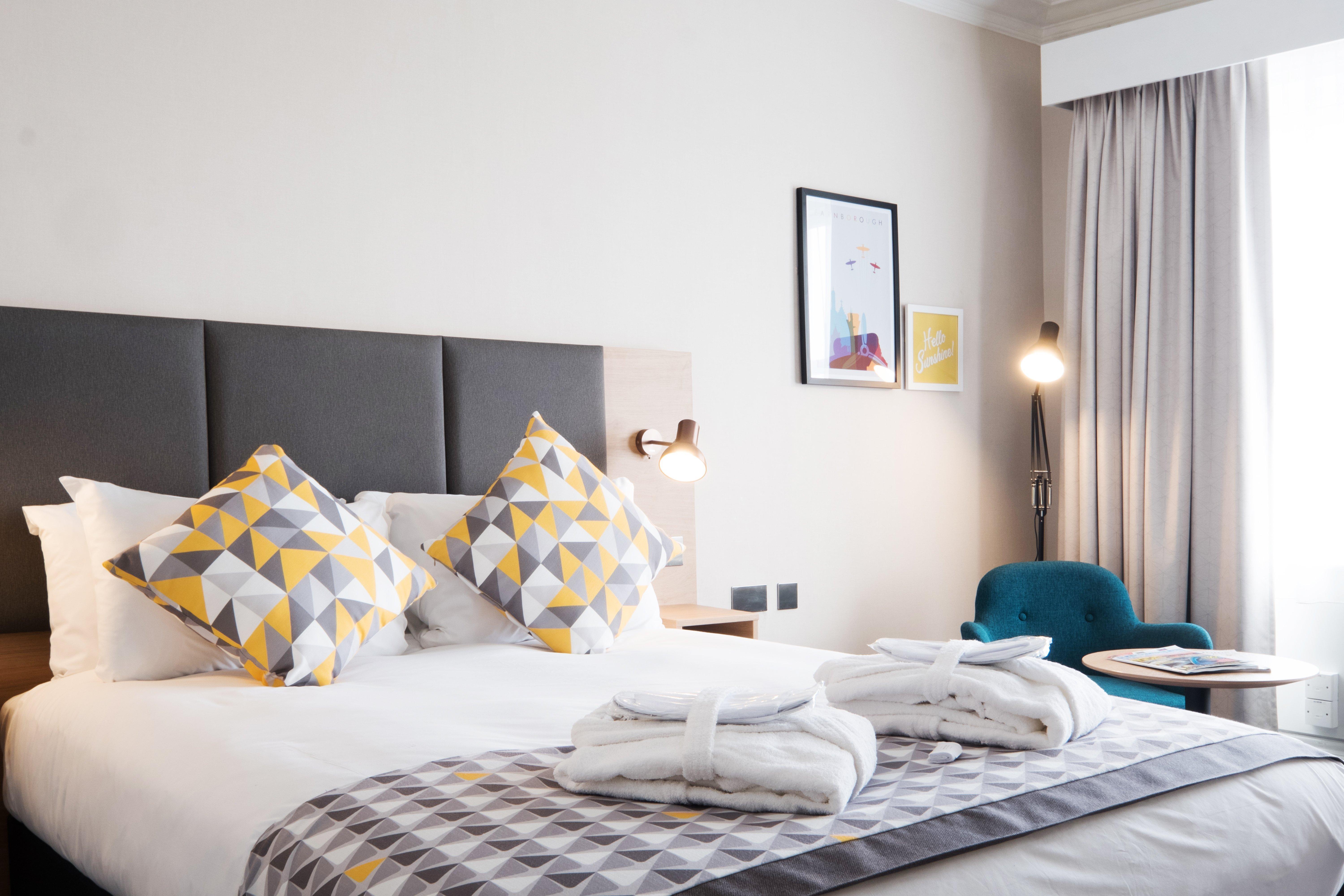 Holiday Inn Farnborough By Ihg Exterior photo