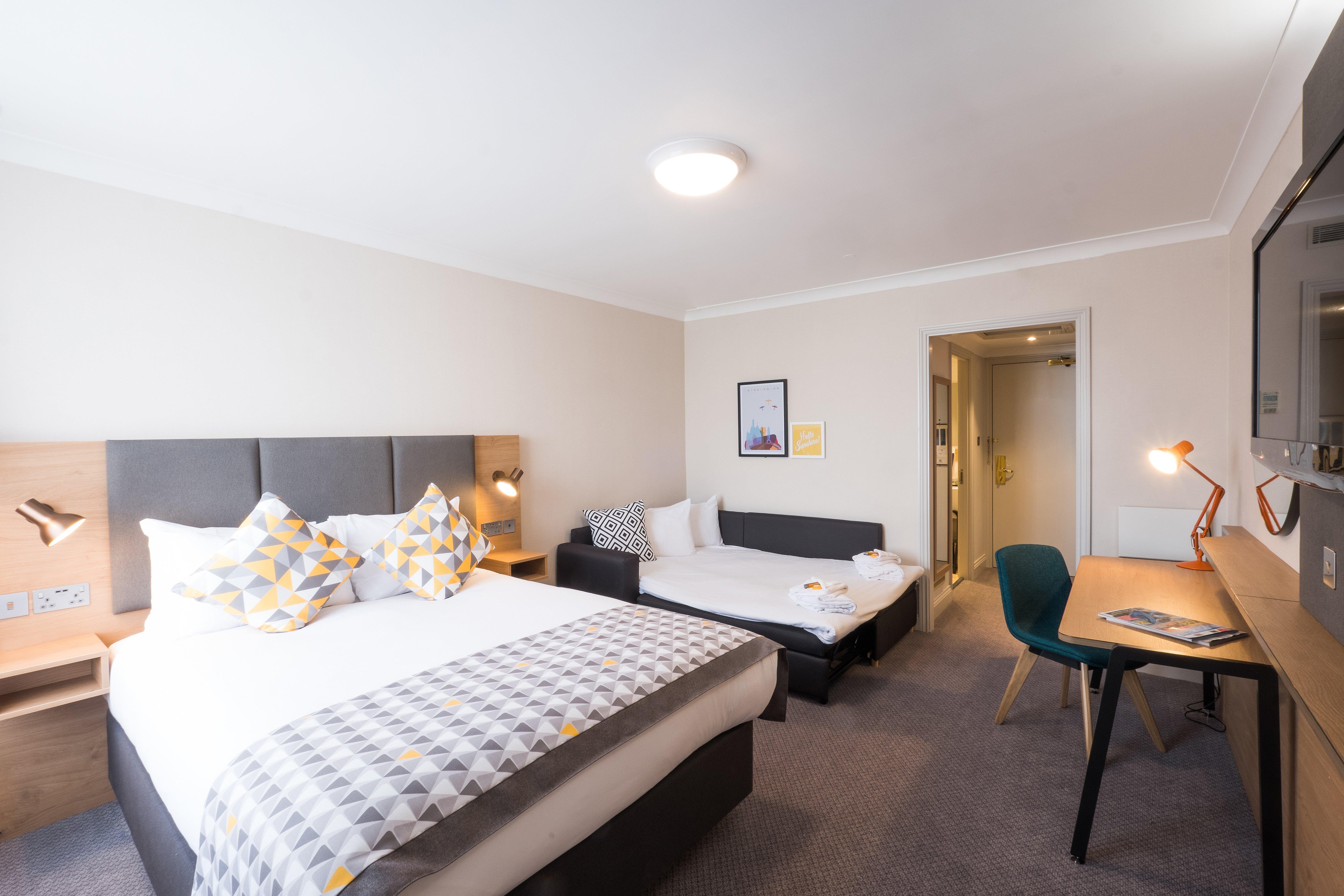 Holiday Inn Farnborough By Ihg Exterior photo