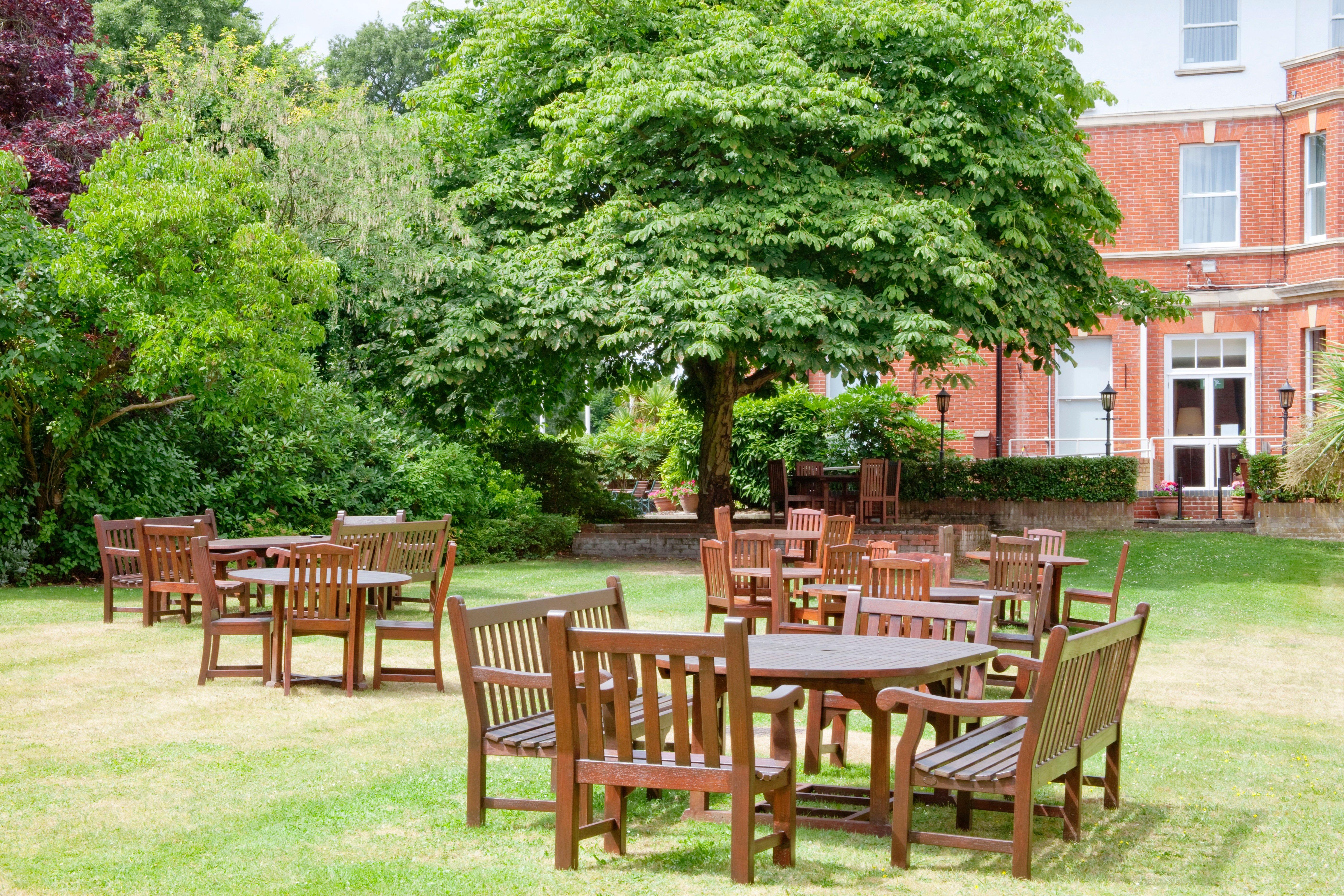 Holiday Inn Farnborough By Ihg Exterior photo