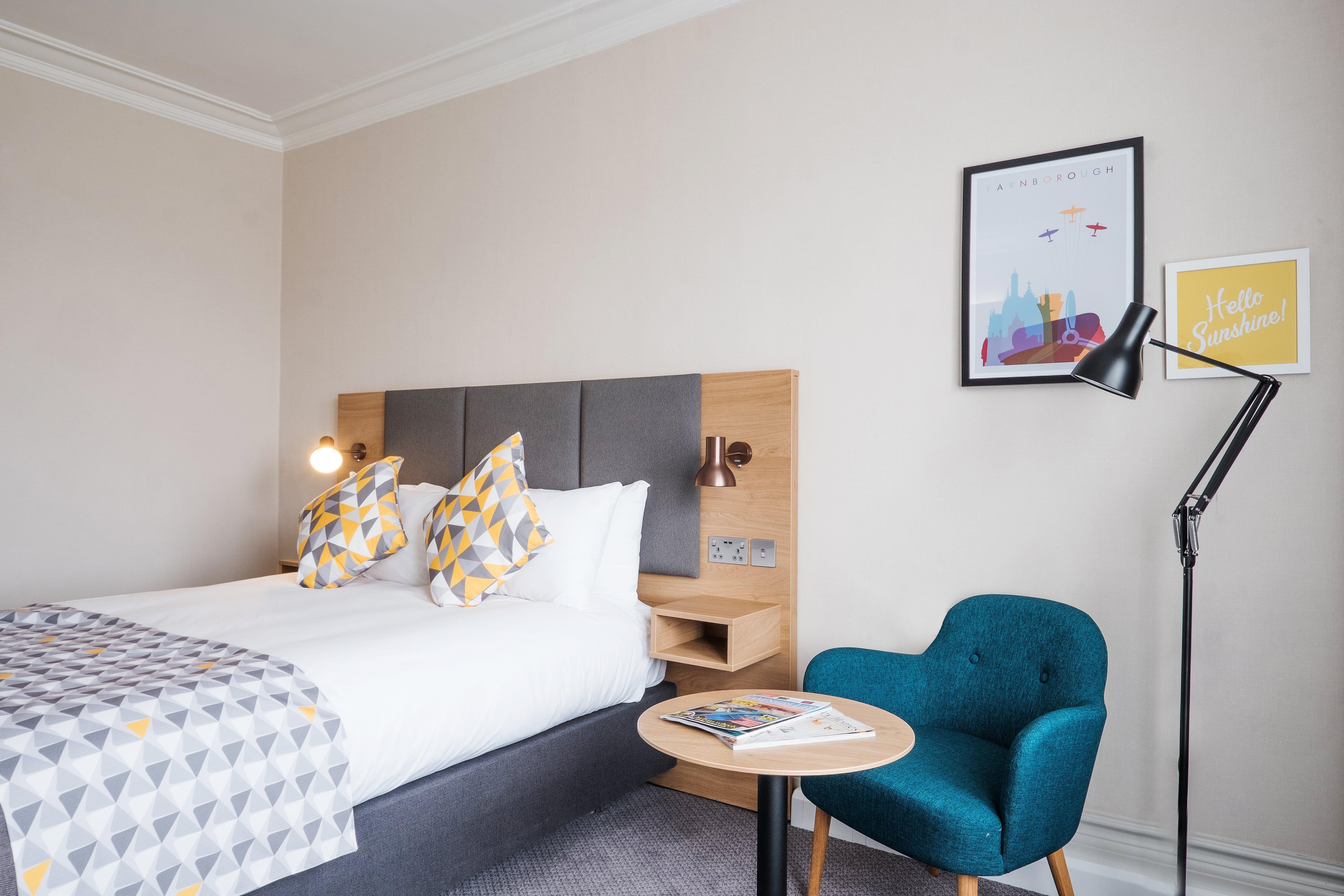 Holiday Inn Farnborough By Ihg Exterior photo
