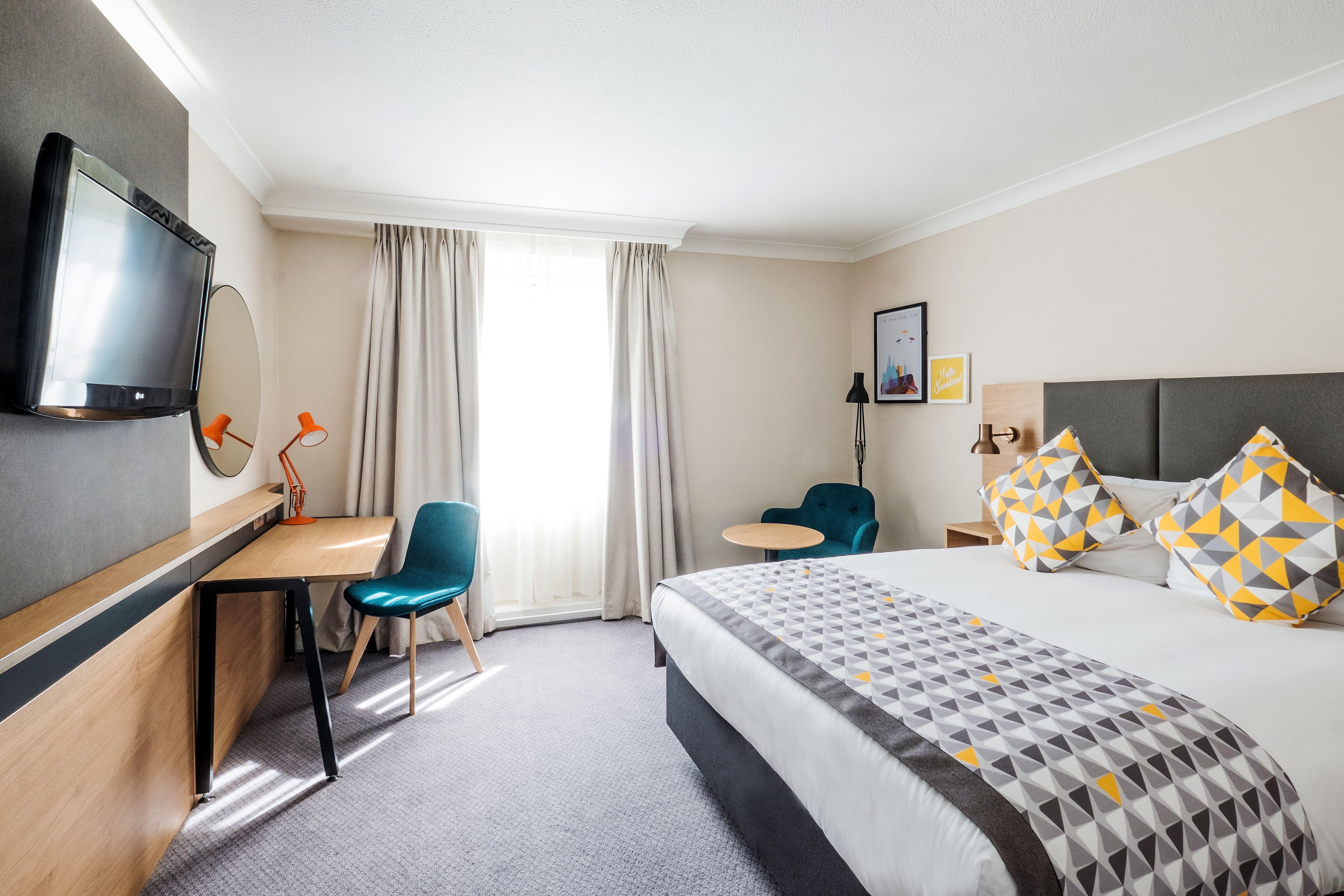 Holiday Inn Farnborough By Ihg Exterior photo