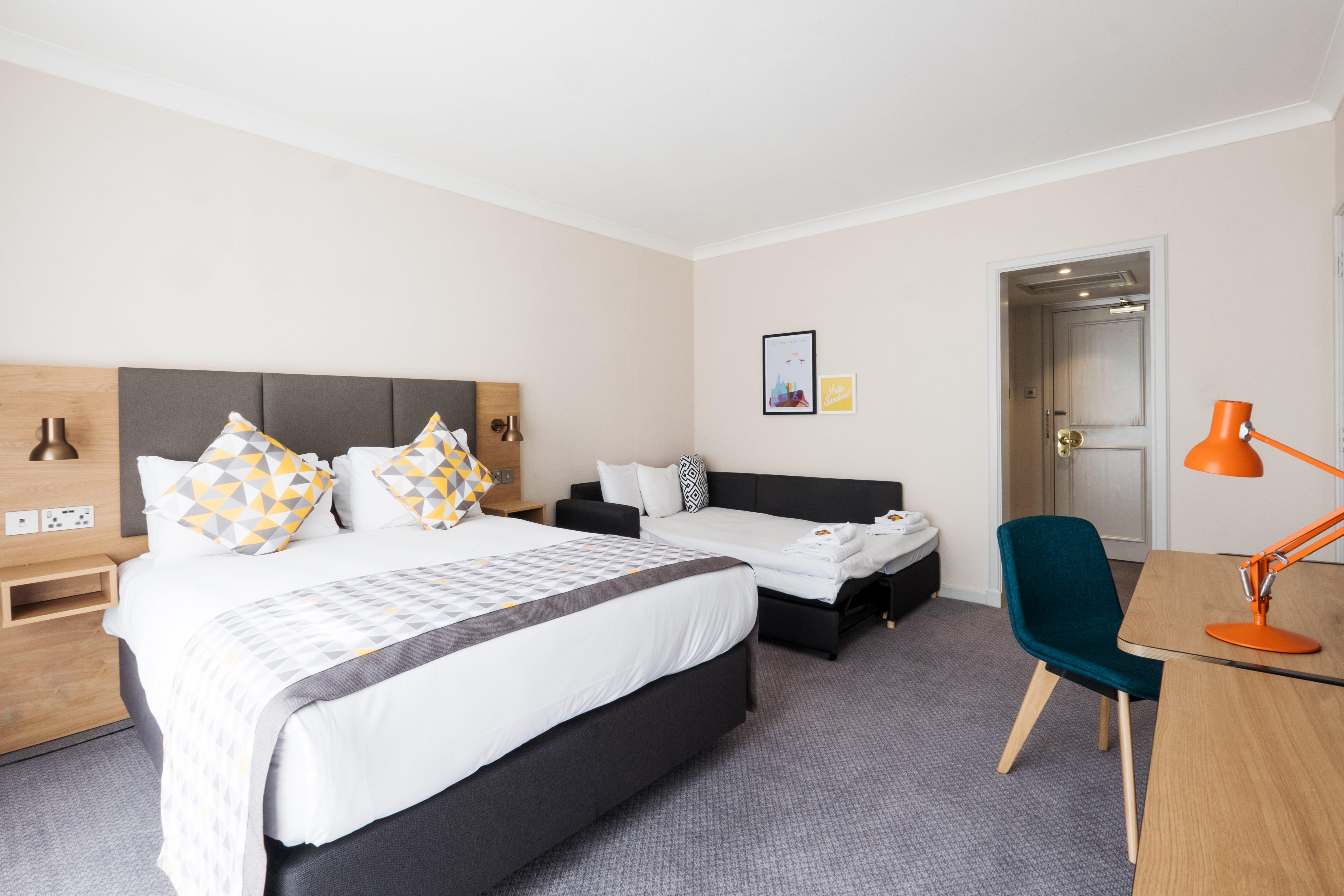 Holiday Inn Farnborough By Ihg Exterior photo
