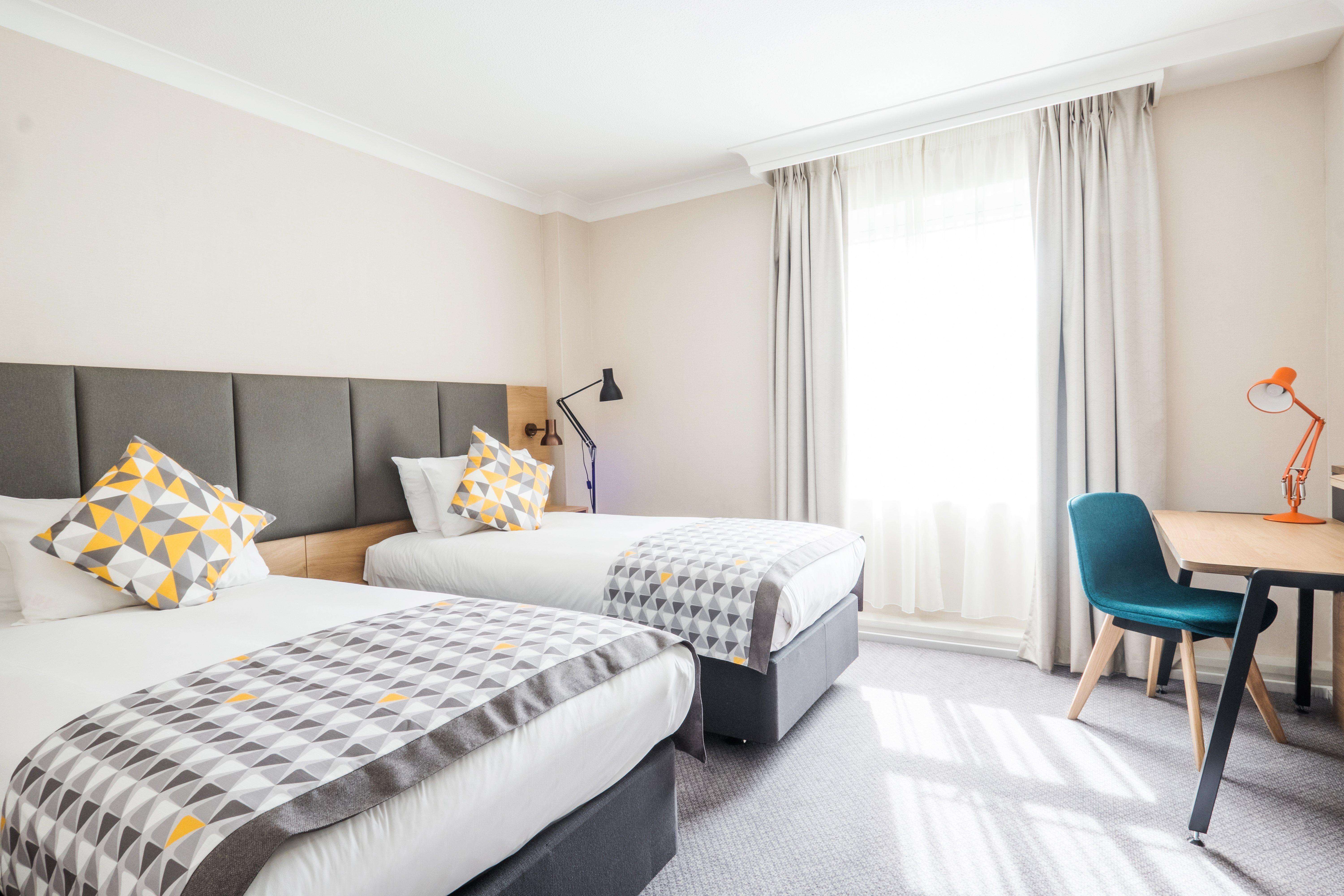 Holiday Inn Farnborough By Ihg Exterior photo