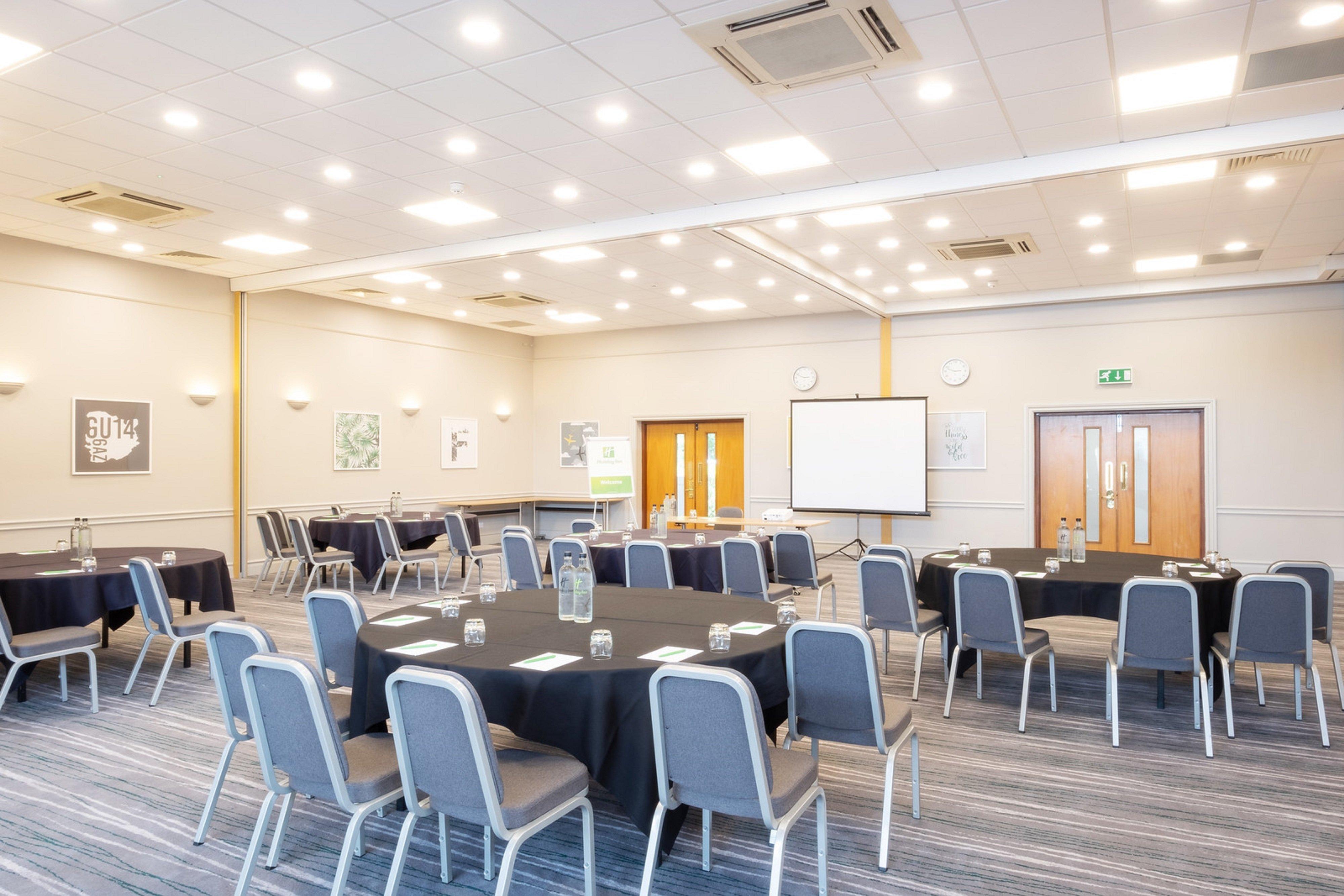 Holiday Inn Farnborough By Ihg Exterior photo