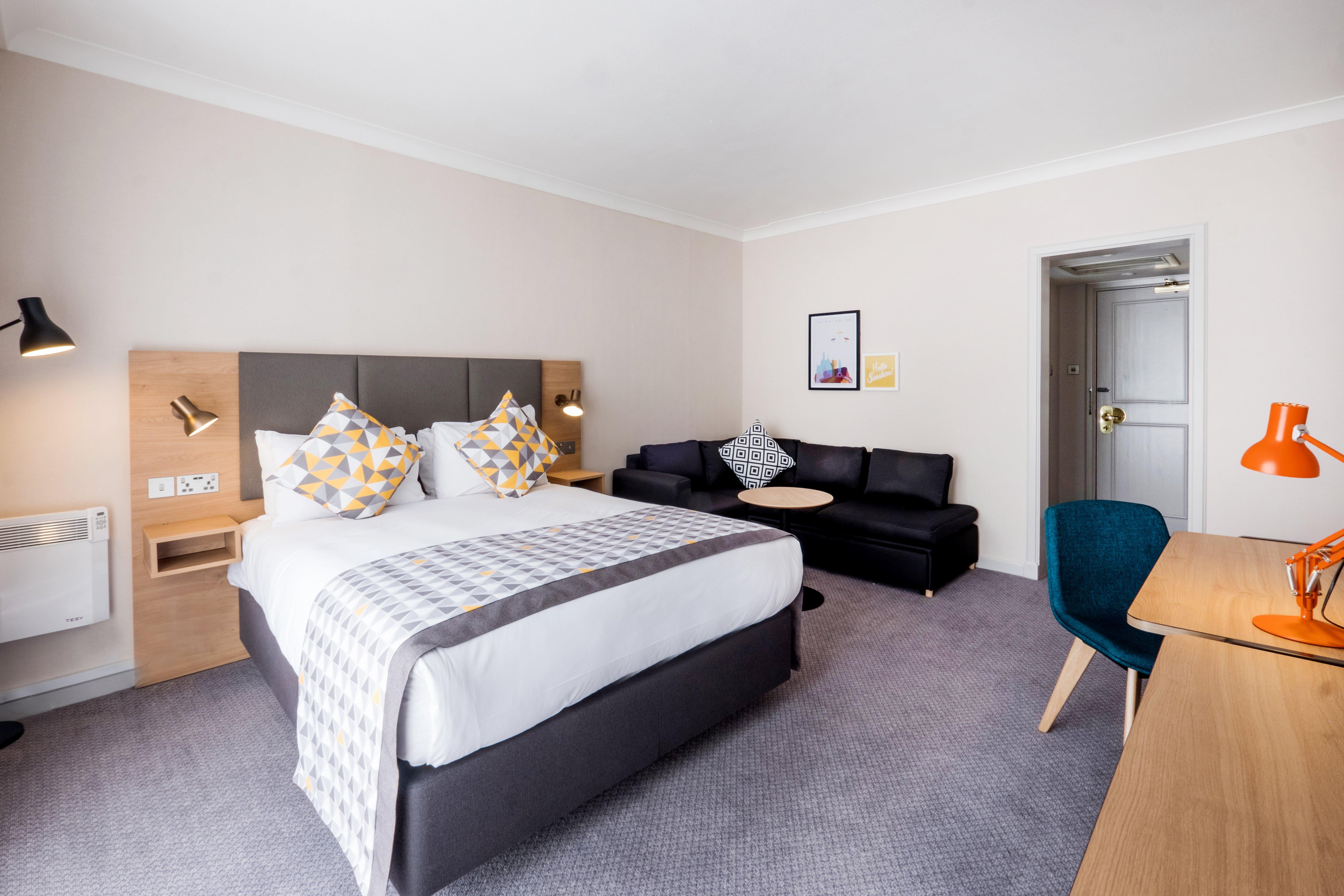 Holiday Inn Farnborough By Ihg Exterior photo