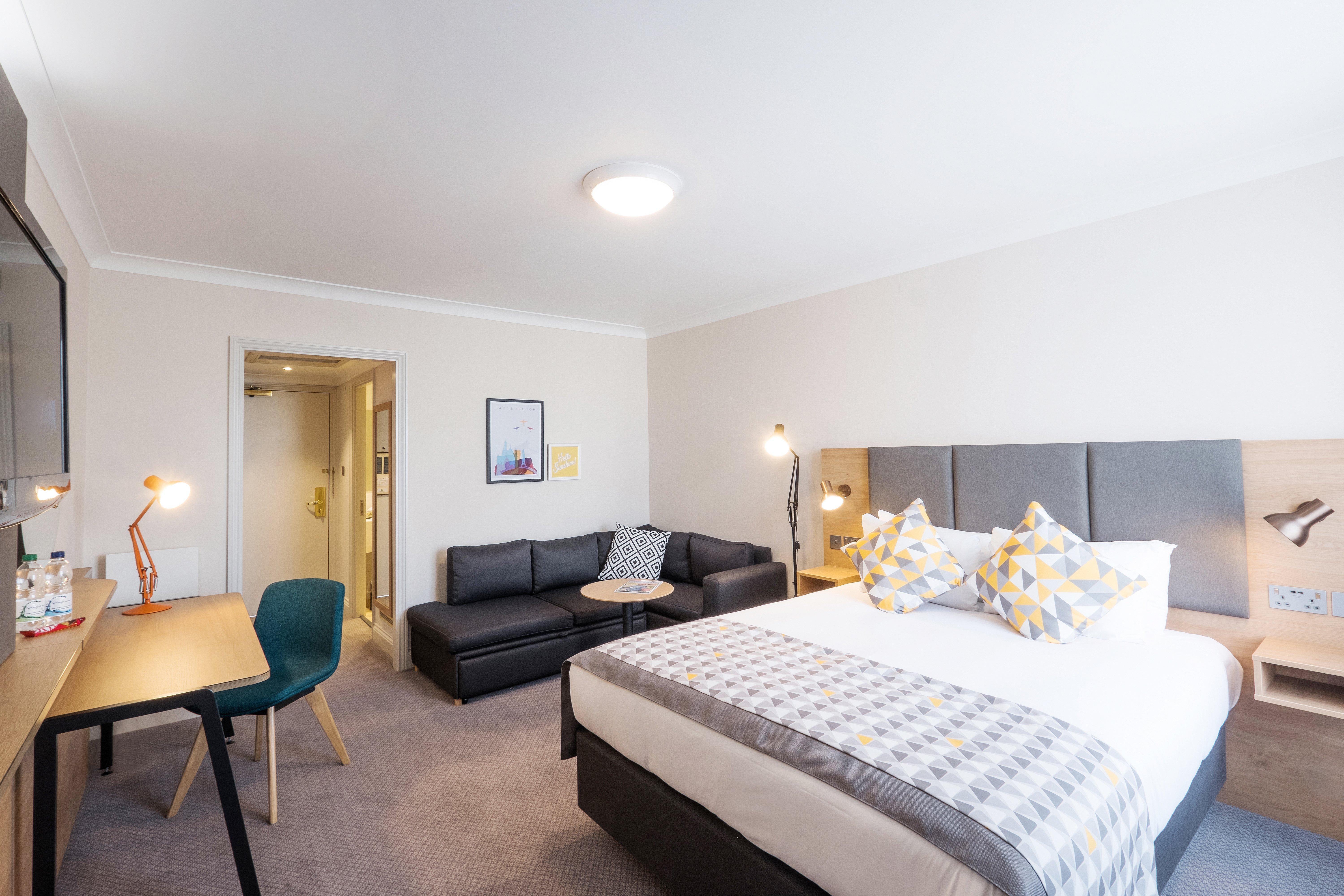Holiday Inn Farnborough By Ihg Exterior photo