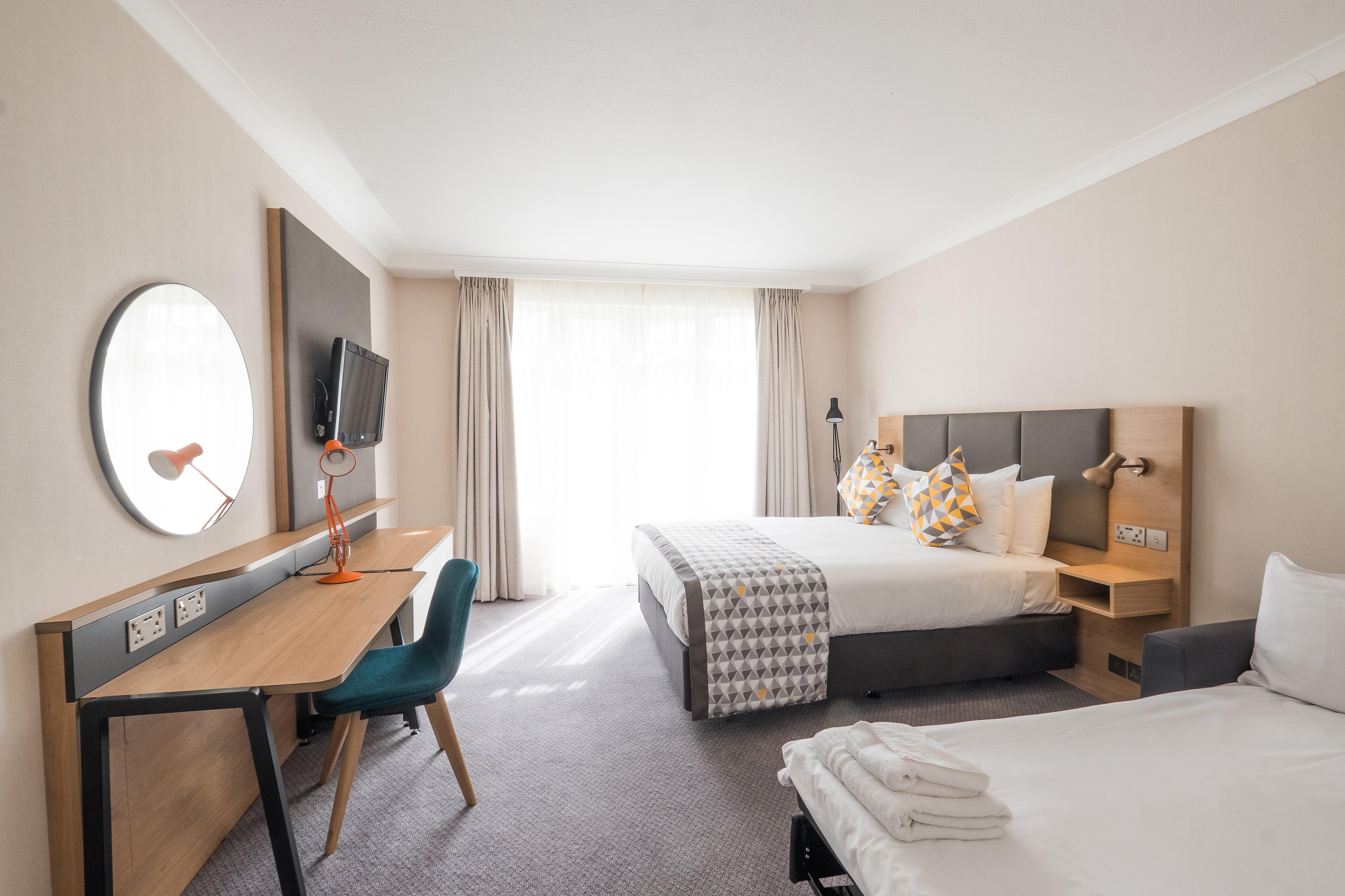 Holiday Inn Farnborough By Ihg Exterior photo