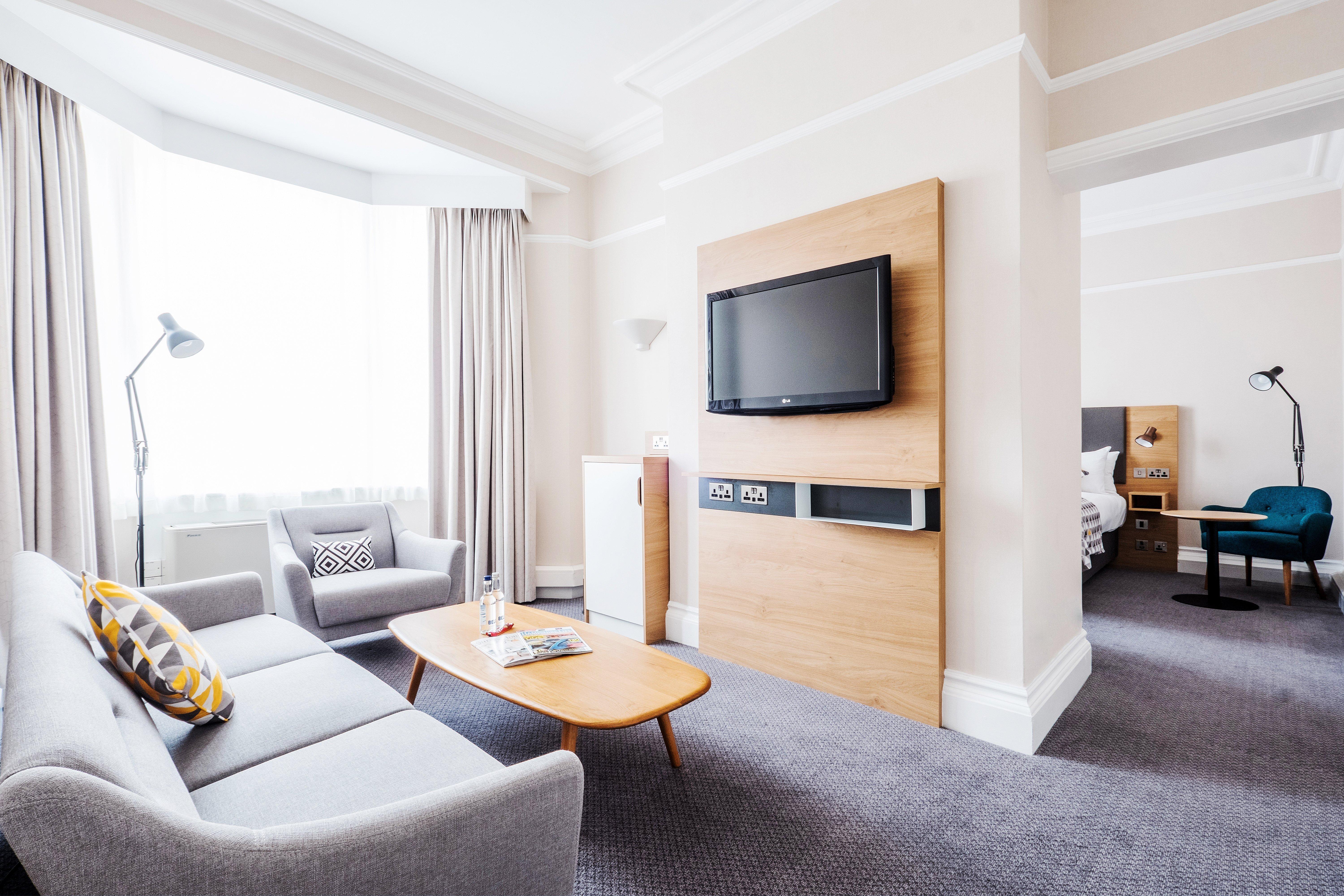 Holiday Inn Farnborough By Ihg Exterior photo