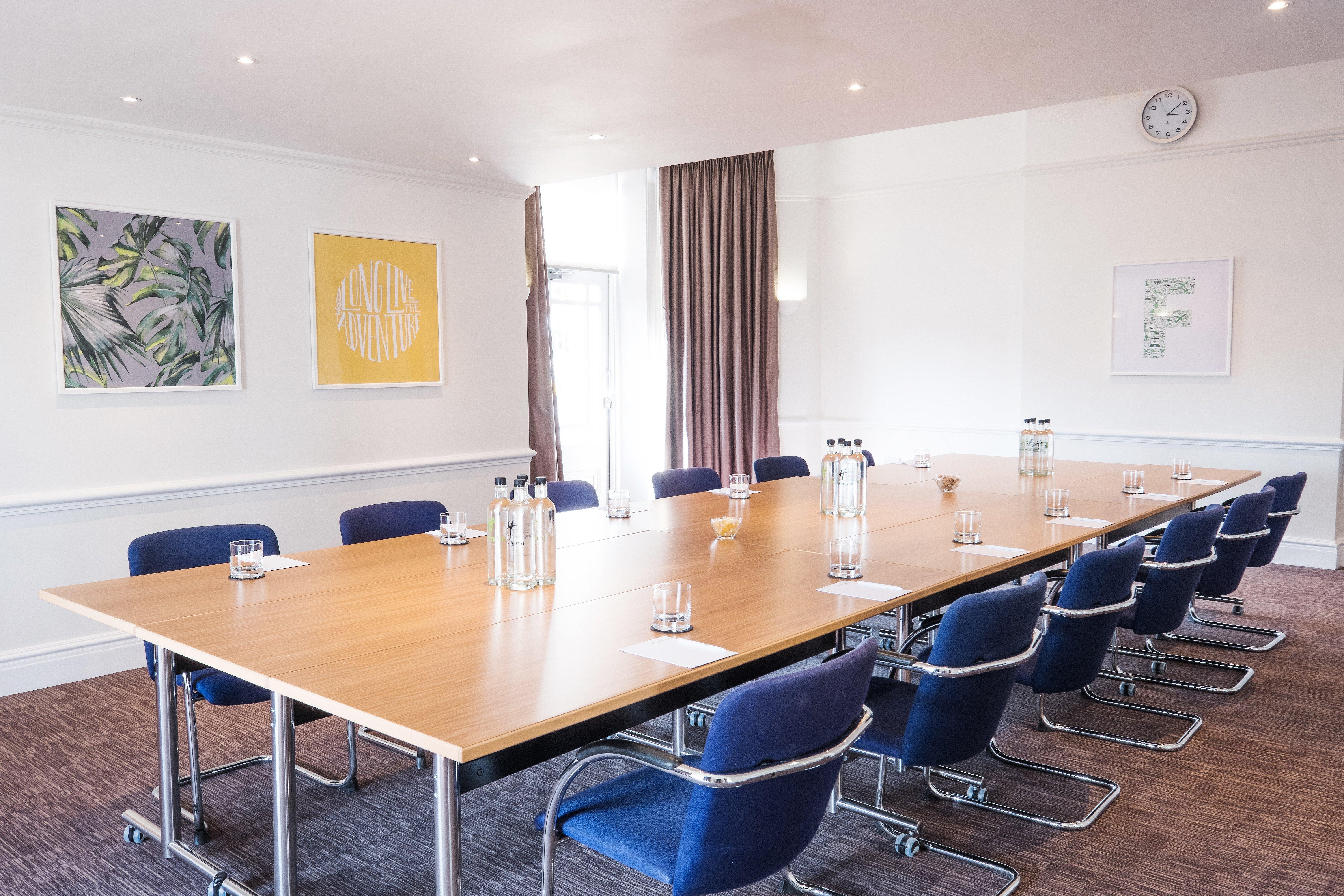 Holiday Inn Farnborough By Ihg Exterior photo