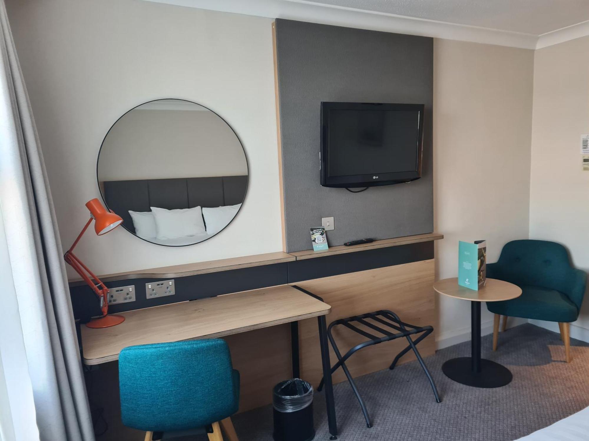 Holiday Inn Farnborough By Ihg Exterior photo
