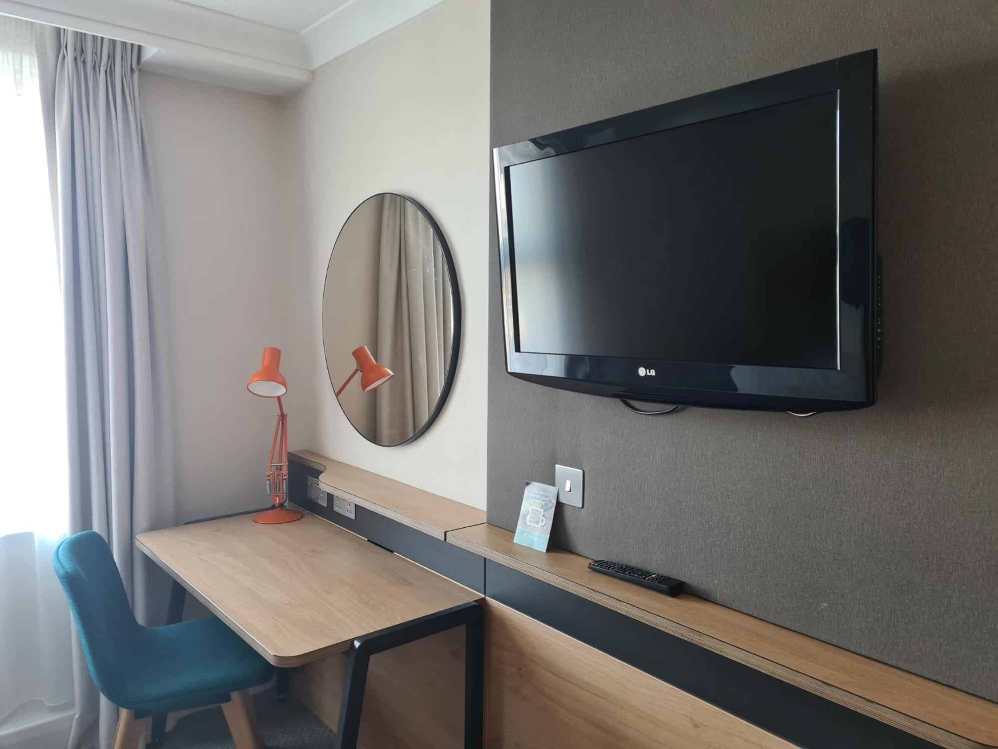 Holiday Inn Farnborough By Ihg Exterior photo