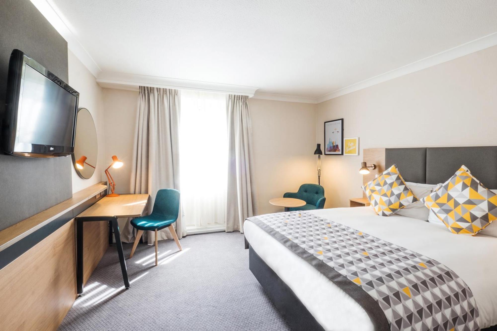 Holiday Inn Farnborough By Ihg Exterior photo