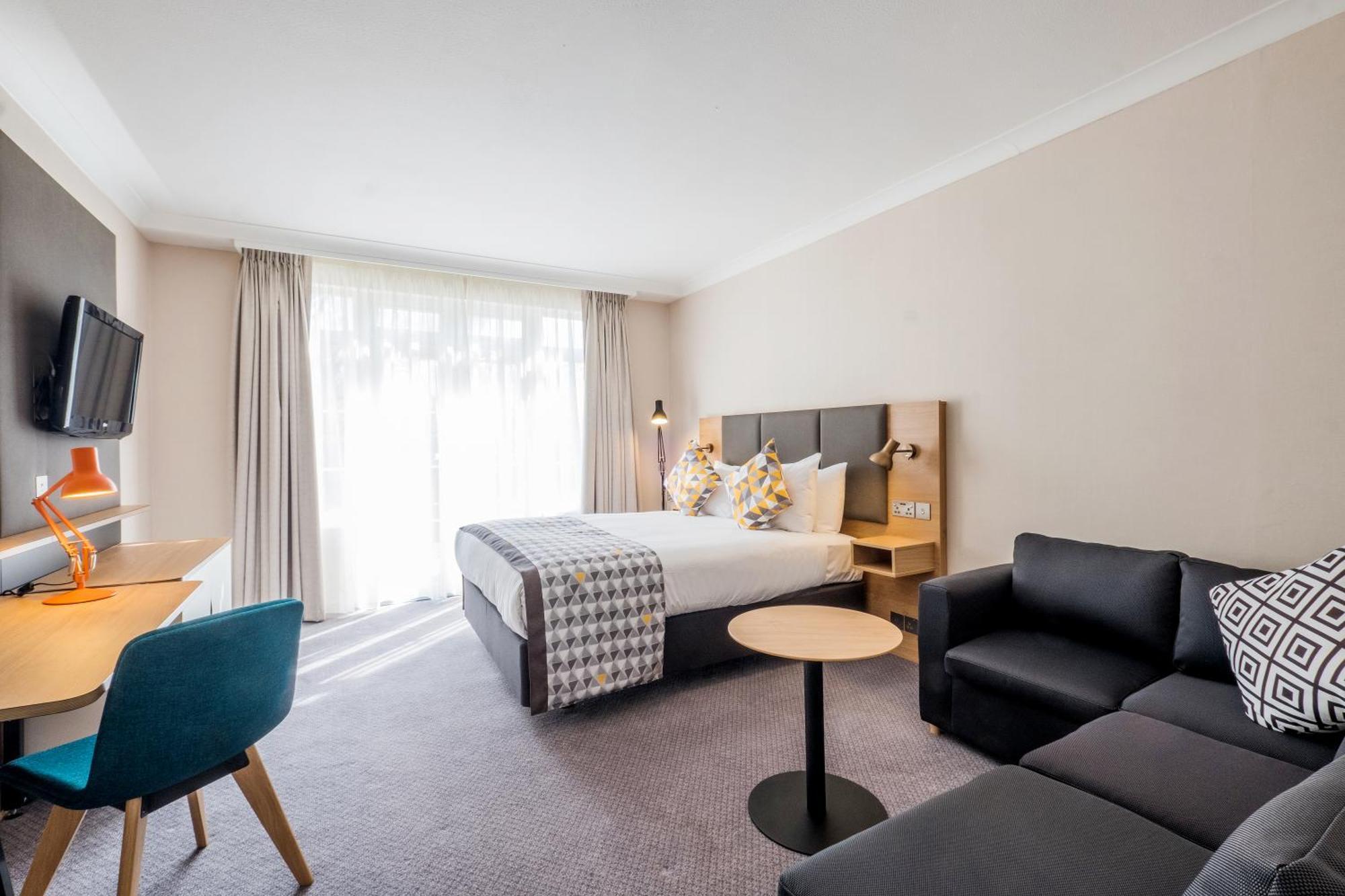 Holiday Inn Farnborough By Ihg Exterior photo