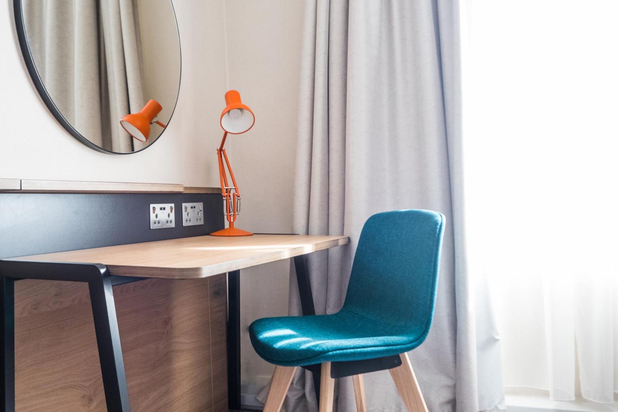 Holiday Inn Farnborough By Ihg Exterior photo