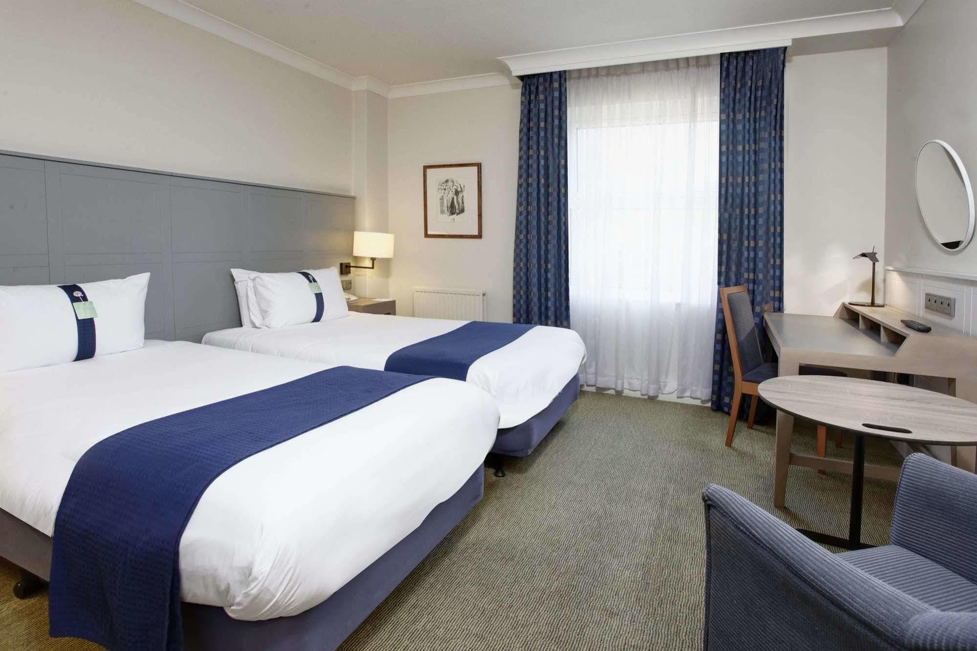 Holiday Inn Farnborough By Ihg Exterior photo